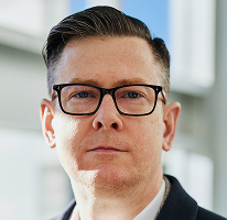 Bir kripto ticaret şirketinin yöneticisi olan CEO Alexander Hughes'in portresi